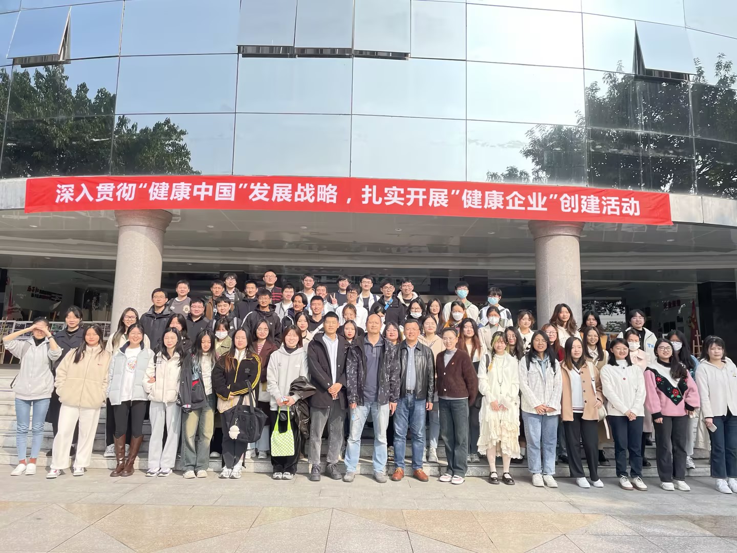 校企共育|四川农业大学药物制剂专业师生走进华体会官方版网站登录入口-华体会(中国)
药业参观交流